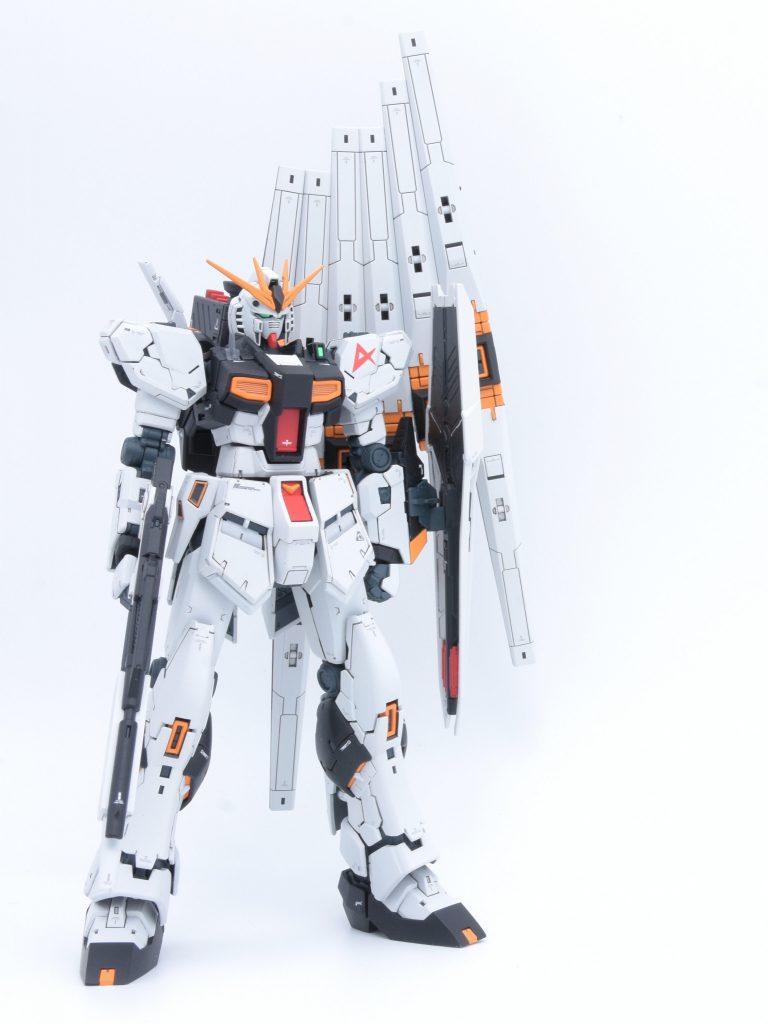 プロポーションは一切変更せず、顔だけHGUCにすげ替えています。白装甲の2色使いが個人的に好きではないので、ガイアのニュートラルグレーⅠの1色で塗装。コーションデカールはグレーを使って目立たないよう控えめに。
