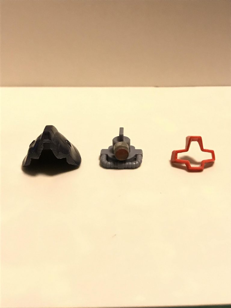 製作ストーリーにもありますが、このドム・トローペンはシールでモノアイが動きません なので、モノアイをくり抜いて可動するようにしました 多少動きますがこれでも表情はつきます