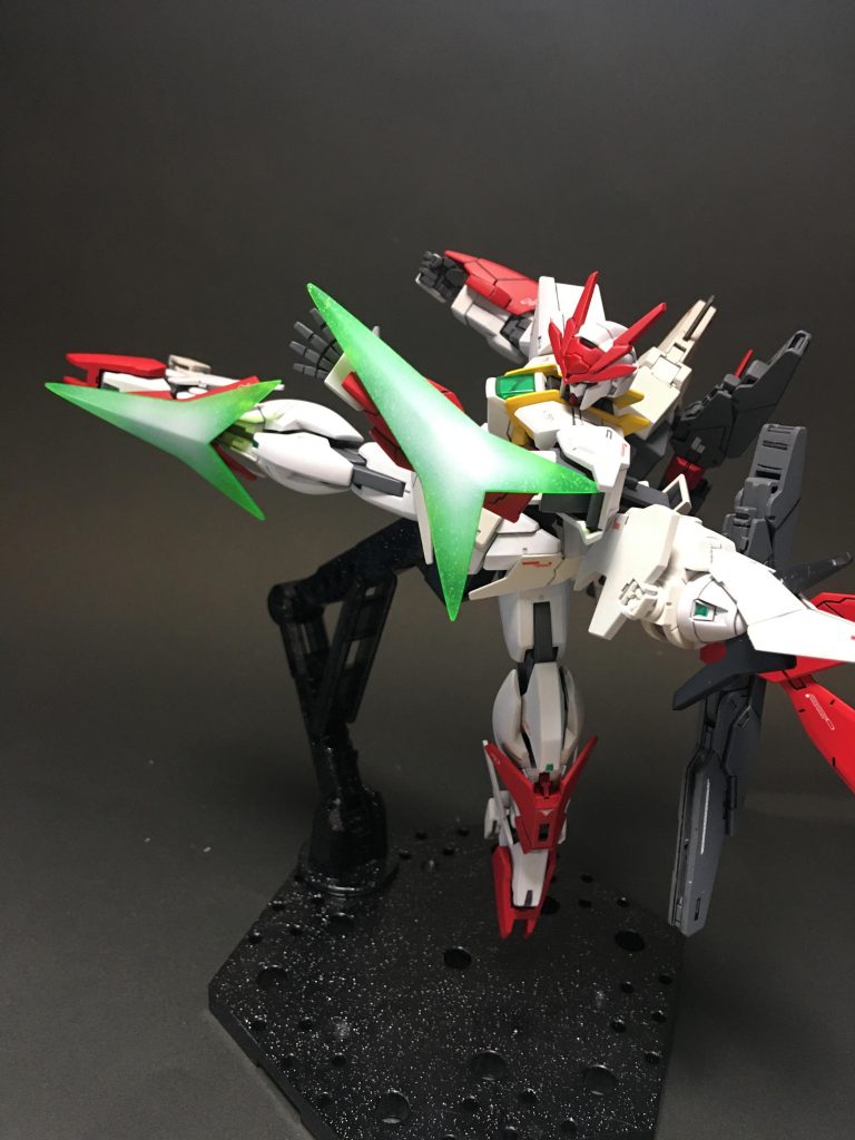 ラッシュポジションメビウスなっても健在で、格闘家やスポーツ選手のようなスタイルに。可動範囲が広く様々なポージングが可能です。ビームシールドもグラデーションかけてます。