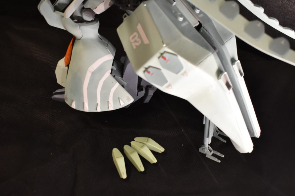 大型ファンネルはリアアーマー内に16機内蔵、バックパックについている大型サイコミュにより広範囲展開、精密射撃などが可能。