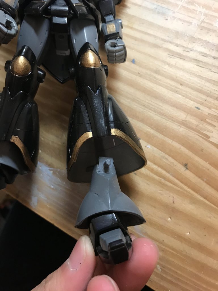 　外部足アーマーにポリキャップを仕込み、内部が単独で動くようにしました。
　これにより、S字立ちができるように。