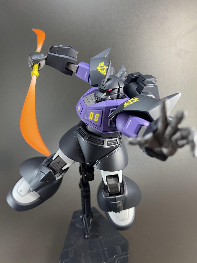 ゲルググやドムに付いている、このグワっと開いた平手がメチャクチャ表情豊かで好きです。