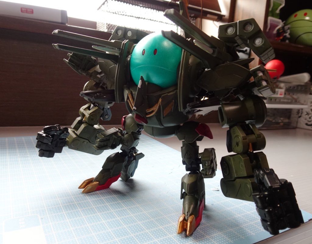 フリーダムのフルバーストモードを参考にしました。見え難いですが腰にウィング部分を稼働させて砲身があります。