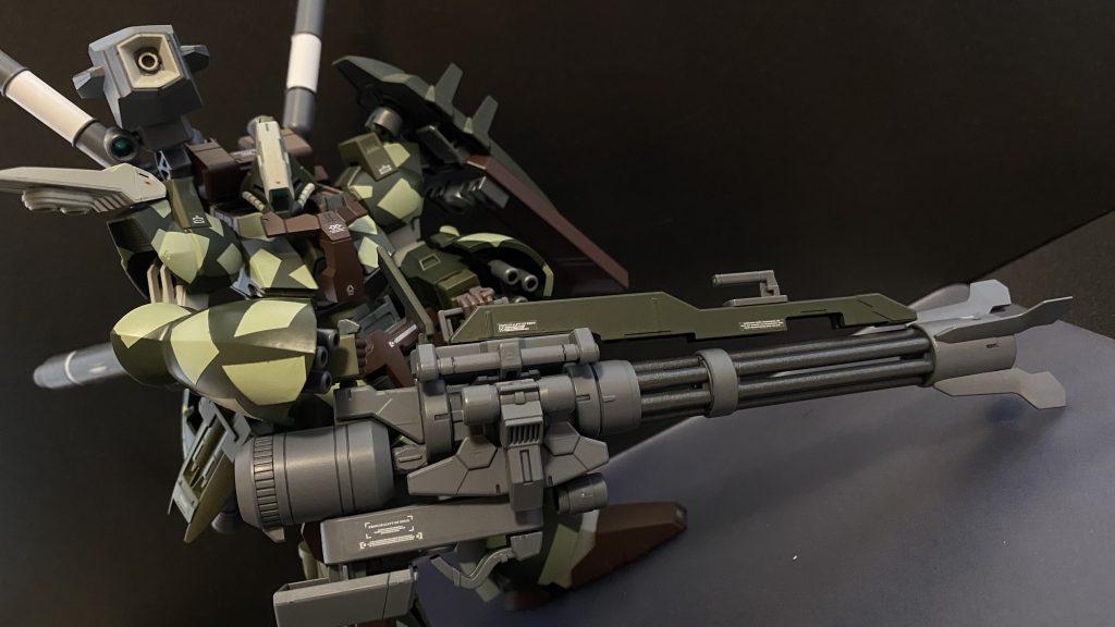 大型ガトリング本機の武装において、一際目を引く巨大なガトリング砲。実弾兵装であり、2000発を超える装弾数は、弾切れとは無縁である。拡散メガ粒子砲右肩後ろに装備されている。通常の火砲として使用する他、機体から切り離しリモートなどで砲撃することができる。ファンネルなどのサイコミュ兵装ではなく、イメージとしては、クレイモア地雷などが近い。