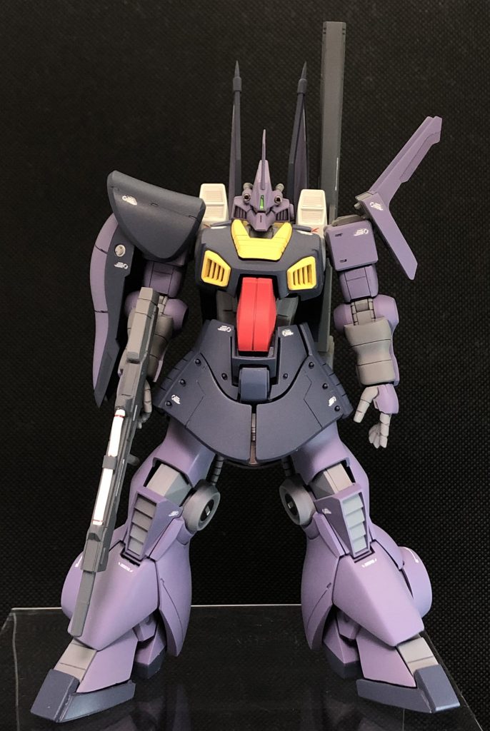 正面から。ゲルググやリックディアスの系列機らしく見えるよう各部を改修しマッシブなプロポーションに変更しました。マニピュレーターはロボマニを使用し、ビームライフルはスクラッチです。