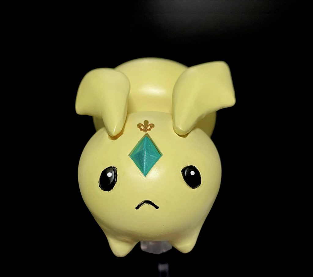 グリーンのダイヤの上の飾りはオリジナル。「リライズ」の、イブのイヤリングをモチーフにしています。また、自分のパーソナルマークの意味合いも…