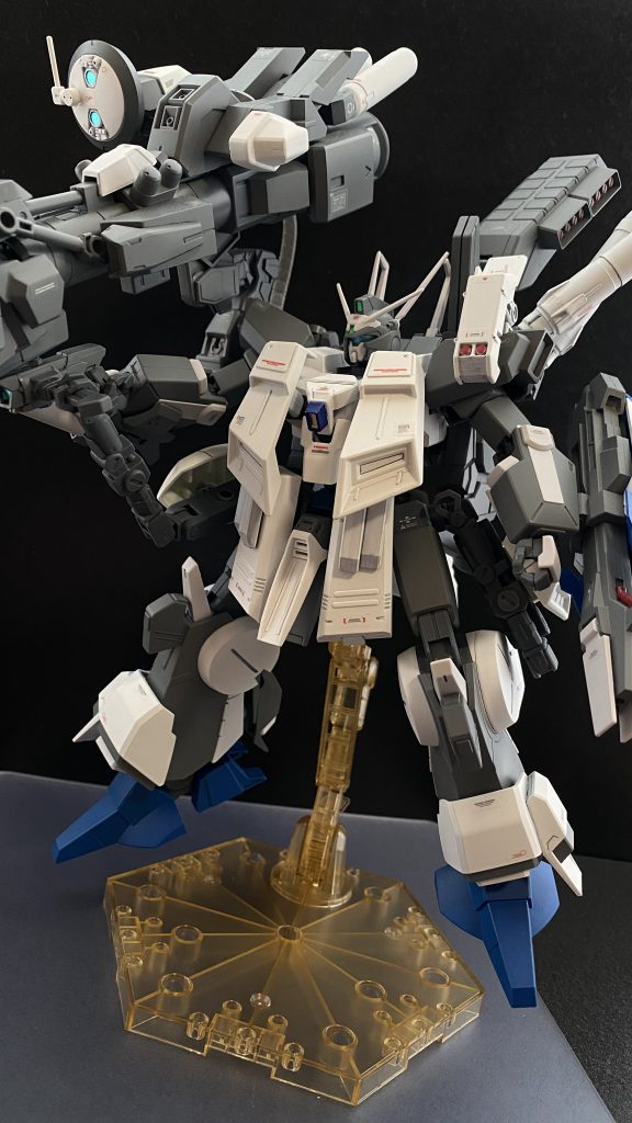 機体前面に装着されている装甲は、高い実弾防御性能を持つ、胸部中央部にIフィールド発生装置がある。左肩のアーマーには二発のグレネード、アーマー上部に対空レーザーが四基。腰部アーマーはミサイルポットも兼ねている。