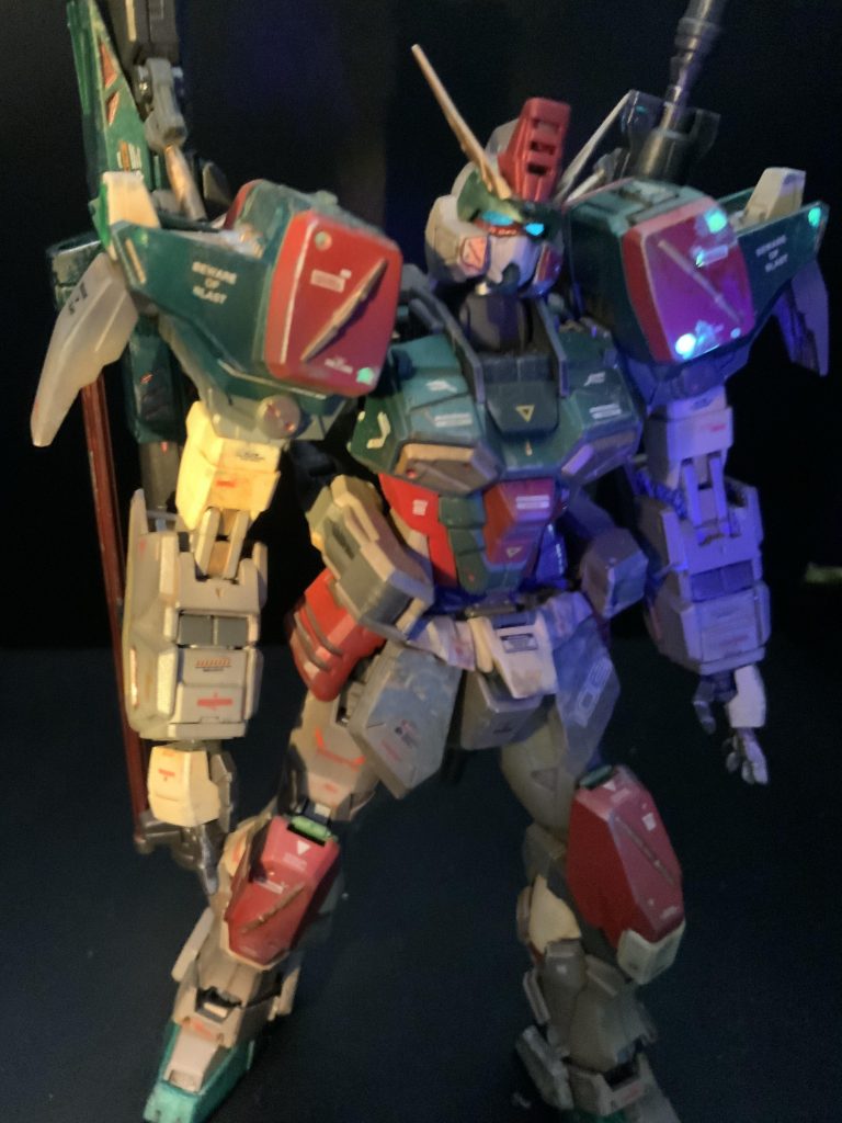 私的鬼デカールで…。さすがMG、貼るスペースがいっぱいあってマークセッターを使用して結構な数のデカール貼りました〜。デカール貼るの結構好きなんです。