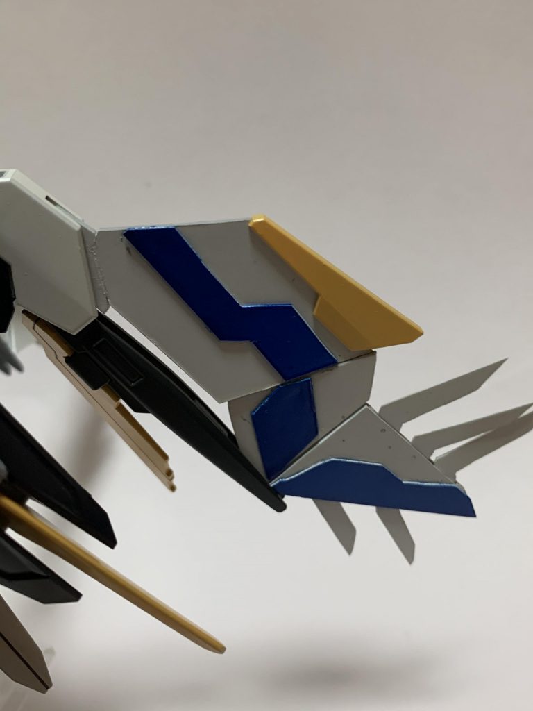 ウェルテクスウイングユニットこれは既にわかってる方もいると思いますが、ゼロカスモチーフで作りました。ですがゼロカスの生物的な感じとは相反して、機械的にしてみました。 青い部分はエネルギーを貯蔵しておき、羽を大きく動かすとその方向(調節もできますが)に風のようなものを発生させ、機体の加速や、攻撃の無力化などできます。最大出力ではサテライトキャノンも無力化できます。ちなみに可動式でフルスクラッチです…