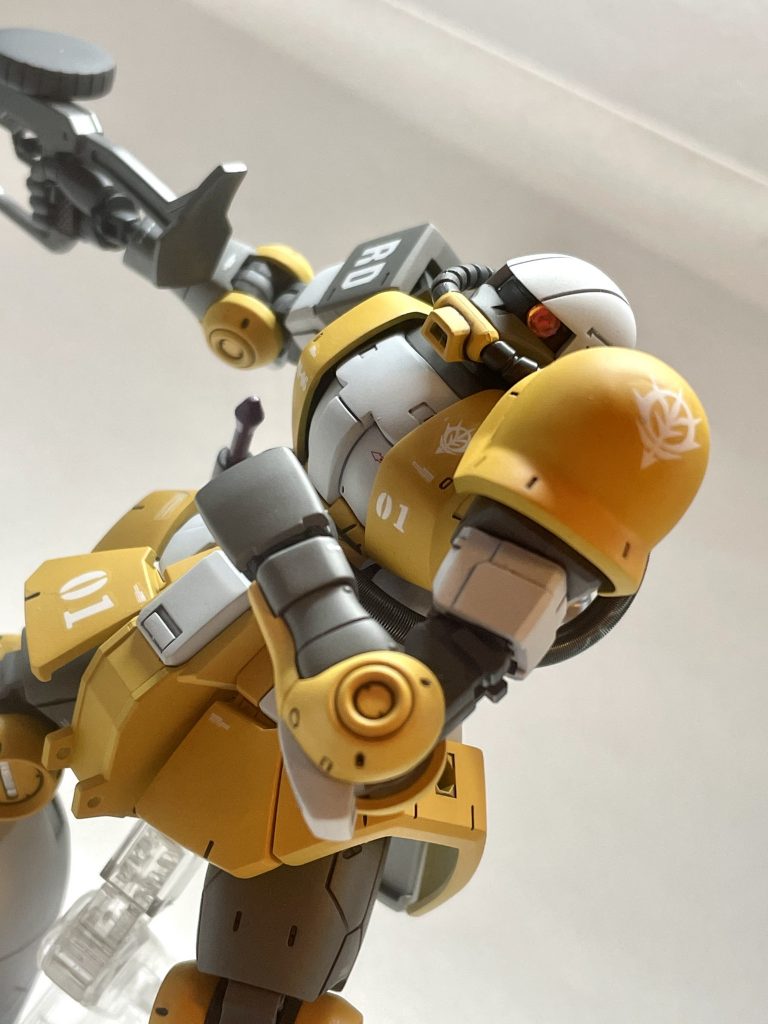 ショルダーチャージで。ボリュームを持たせようと思って肩に光硬化パテを盛ったらヤスリがけが不適切でデコボコになりました。あーあ。