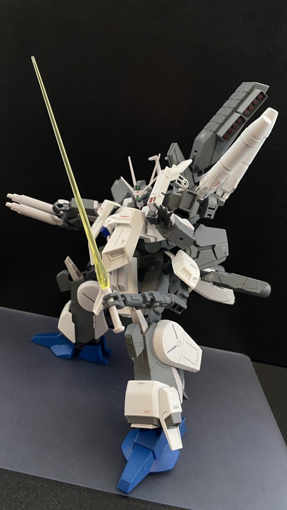 武装構成的に遠距離特化の機体ではあるが、手の平ビーム砲や、サブアームを使用したビームサーベルの展開など近接時の戦闘能力も高い。