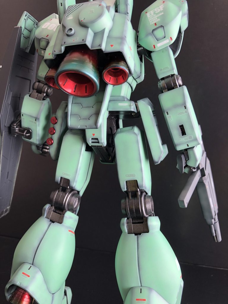 バーニアは内部も色分けパーツになっていましたのでメタリックレッドで塗装しました。地味なカラーリングにならない様にアクセントを持たせたつもりです。デカールに関してはD型のデカールをヤフオクで購入し代用しました。基本は設定通りに、少しアレンジを加えています😁