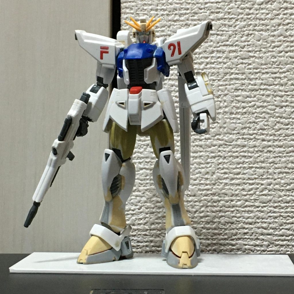 足首のダクトを作成して取り付けしたころ。肩のダクトも付けたものの、キットのフィンがつけられなくなってしまったので、あとでパーツを買い直すハメに。あと、胸のパーツの位置を少しだけ前に移動しました。