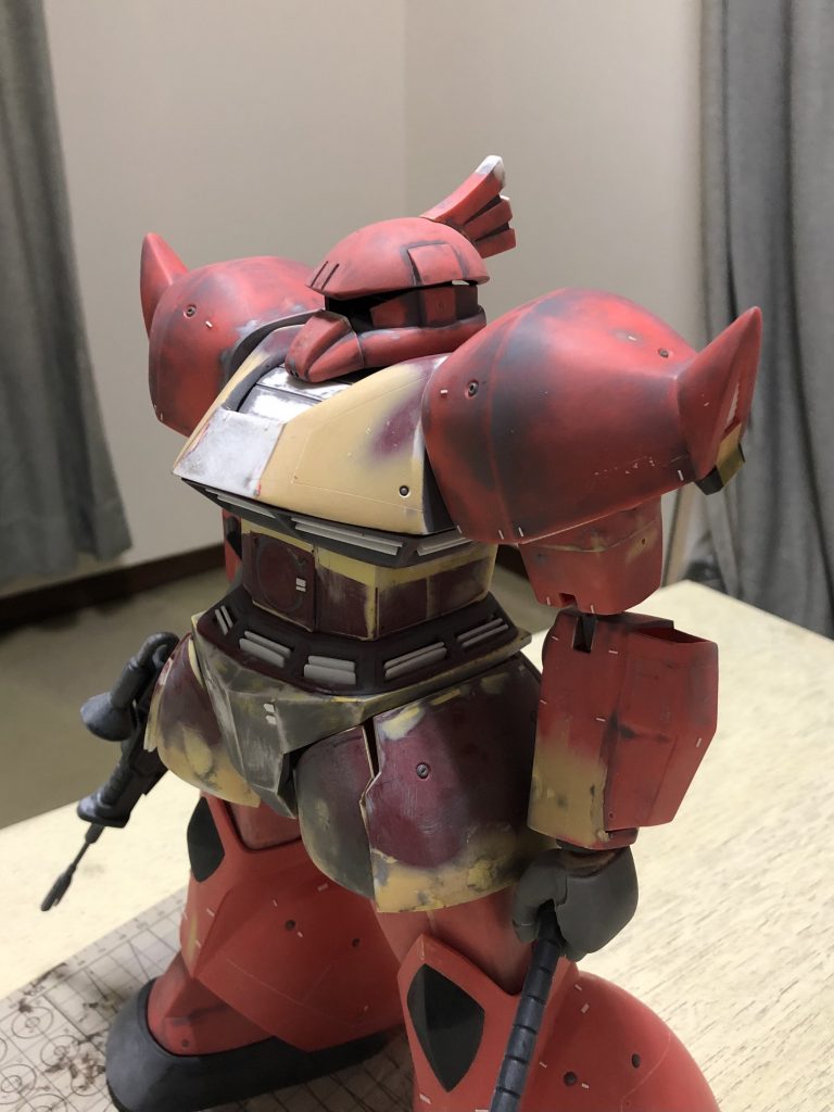 実は元キットはシャア専用でした。大部分が胴体の改造です。