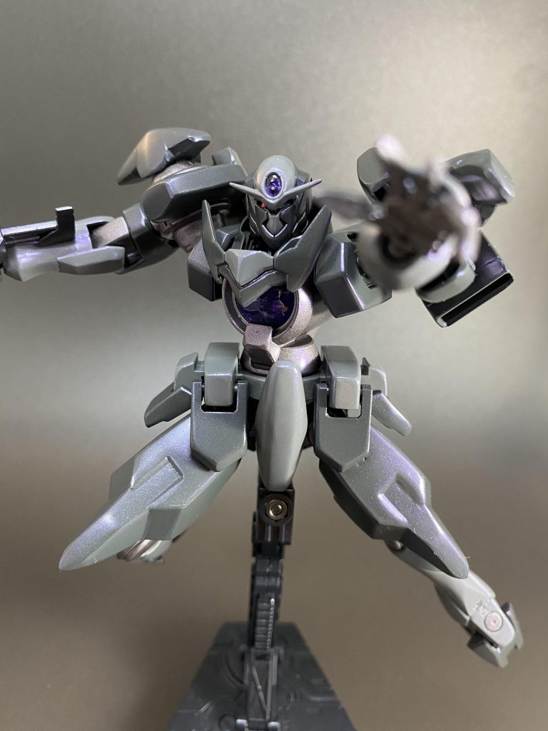 塗装は設定画を参考に色を作り、パープル系のパール塗料を吹いてELSの鈍い金属光沢を再現してみました。仕上げのクリアでだいぶ悩みましたが、ELSジンクスの独特な生命体の雰囲気を考えて、光沢を選択しました。