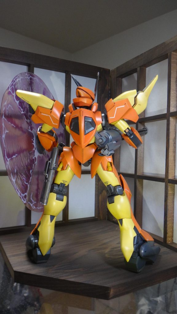 背面。MG　Vダッシュガンダムについてた、棒2本も、この際、腰につけてみました（モモのビームサーベル基部と接続）ふくらはぎは合わせ目が出るので、ひざの2重関節の下側の可動を殺す代わりに跡はめ加工しました。塗装後、間接パーツ接着した際、、ひざの上の可動域を殺してしまい、少ししか膝が曲がらなくなりました・・・・まぁ、シャッコーはあまりひざを曲げるポーズはしないからいいか、