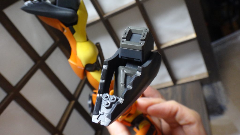 こだわりの改造ポイント。足裏を凸凹にしましたｗしっかりと地面に対し、グリップが効いてそうですｗ三角プラ棒と、プラ板と、六角リペットパーツで作成