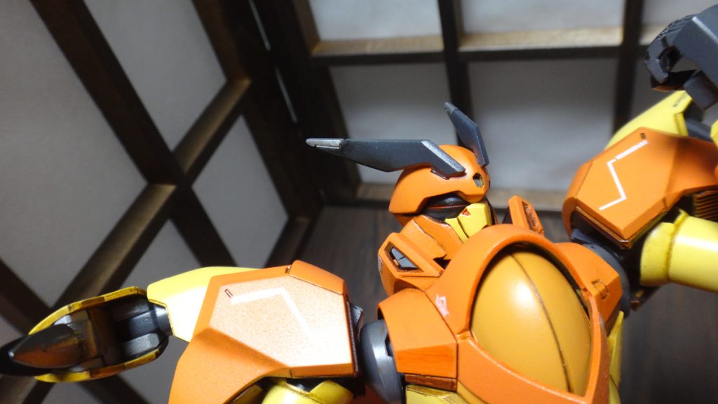 頭部＆上半身のアップキツネ目はこんな感じ。見えにくいですね…（一応、蛍光レッドで墨入れしたんですけど・・・）もう一個の目は、塗装中に行方不明…TTちなみに、墨入れはリアルタッチマーカーを使ってます。リアルタッチマーカーでぼかしたり、色味変えたり、エッジなぞったり、装甲裏黒く塗ったり、いろいろ重宝してます