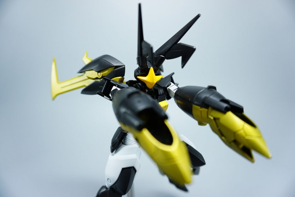 ハイパーゼットンアーマーの制作にあたり、武装としての爪に注目いたしましたアウンリゼアーマーにアルスアースリィの肩を取り付け、大型のクローとしていますその際腕の外側にできたくぼみは、埋めずに火球発射口をイメージしております