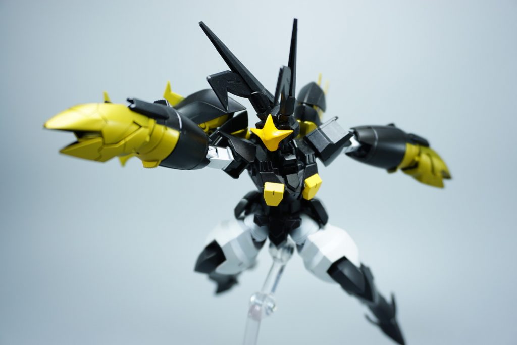 アウンリゼアーマーの太さがちょうどいいので、振り回したり突き刺したりのポーズがとてもかっこよく決まりますね