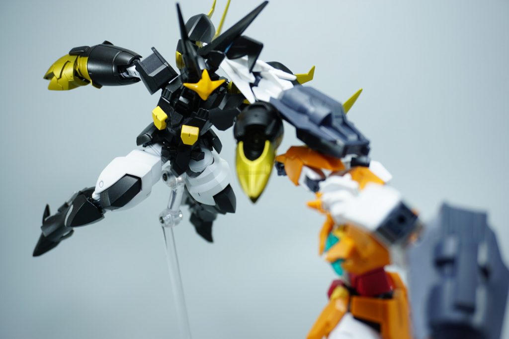 ビルドダイバーズリライズのサタニクスガンダムとこんな風にアクションする写真を撮ることもできます!こんな風なクロスオーバーを自分で作れるのも、ガンプラ遊びのいいところですよね!