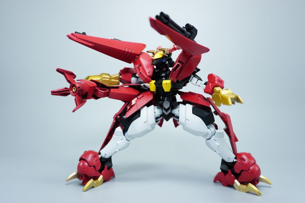 両肩のRギャギャのパーツは可動が活きているので、正面に向けてゼッパンドンガトリングとして発射可能です!怪獣型なのでパワーがある他に、射撃武装も充実しているのがゼッパンドンアーマーの特徴ですね