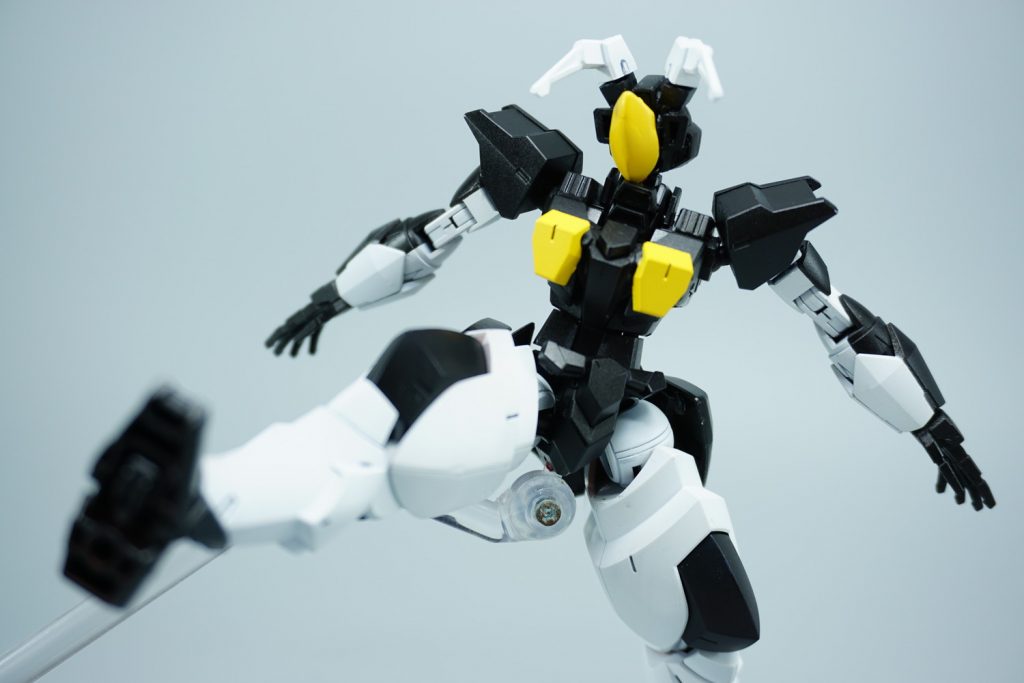 可動性もそこそこよいので、相手を蹴るようなポーズももちろん可能です!ゼットン特有の感情を感じさせない正確無比の一撃を繰り出してきそうですね