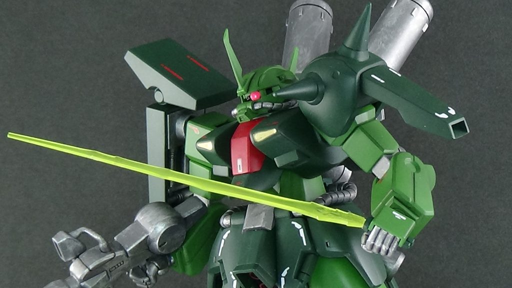 サーベルは単色刃一体成型だったので、刃部分を切り飛ばし他のパーツを流用しました。(多分シナンジュのサーベルエフェクト……？)