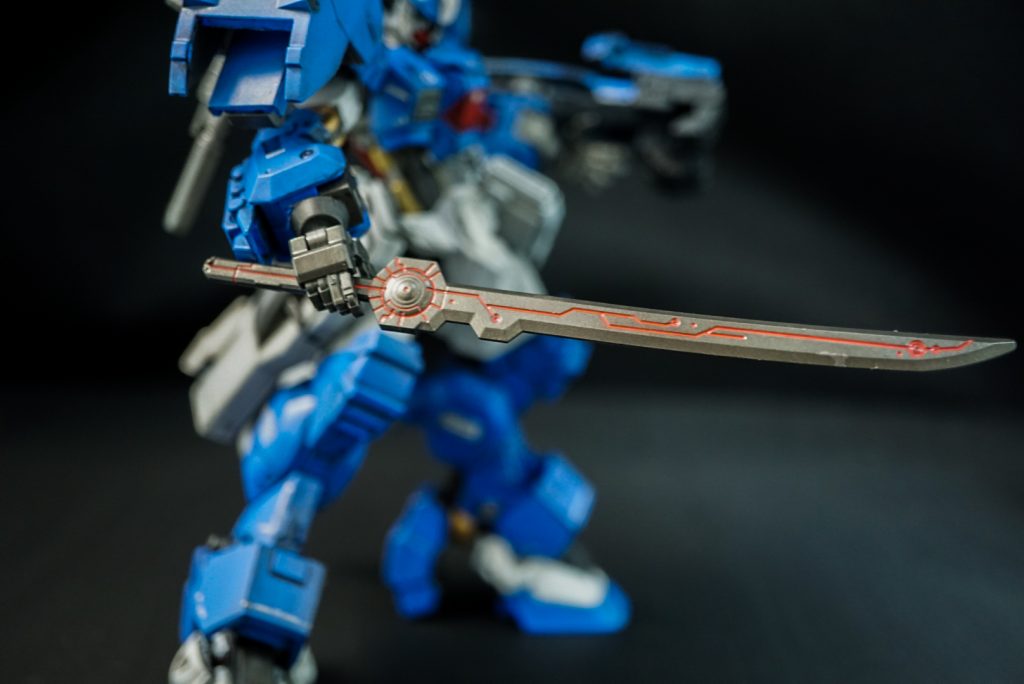 サブ武装：刀デモリッションアックスに収納した刀γナノラミネートソードとしての機能はオルフェンズの頃にはロストテクノロジーという事でしたので、「ジャンクとして流通してたのを入手したもののエイハブ粒子の活用は難しい為とりあえず通常の刀として使う事にした」というような設定でカラーリング変更かつてのエイハブ粒子流入の名残が赤く残ってるイメージでスミ入れしてます