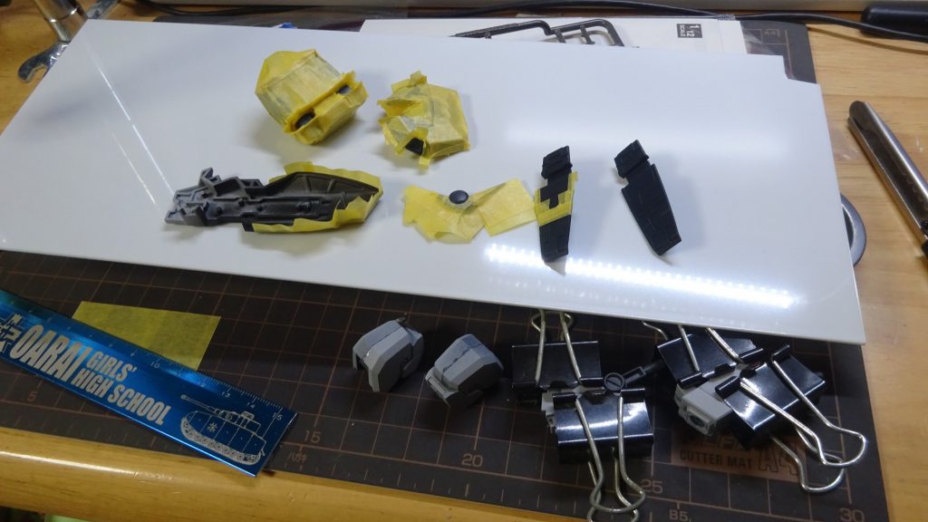 マスキングテープ貼りと塗り分けはきっちり上手く行くかどうか不安になるよね。