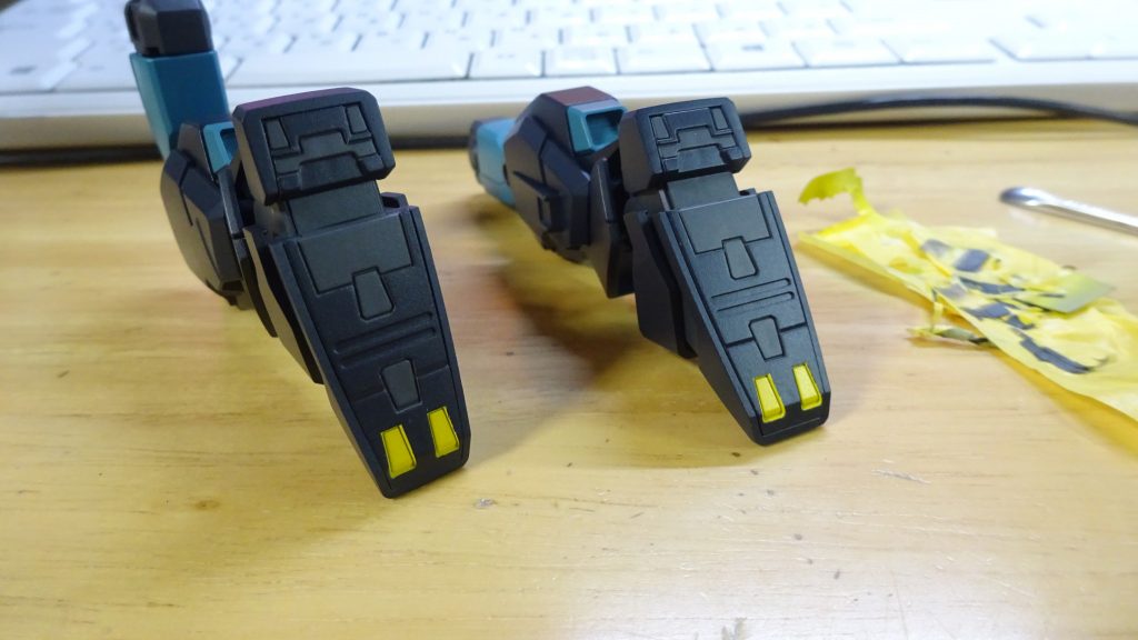 足裏もイエローとグレーの塗り分けをしてある。イエローの方はもう少し深くマスキングテープをはったほうがよかったな。