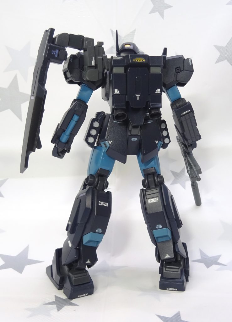 ジェスタ背中。シールド接続アームが動かせるようにポリキャップを入れてみたら見事に幅広になってしまった。カッコいいからいいんだ。スラスター内部などはハセガワのフィニッシュシートを貼って余分を切り取っています。肩のスラスターは塗り分けたほうが良かったカナー。