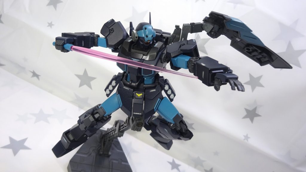 頭部バイザーの黒い丸はガイアノーツのアーティフィシャルホール。キット付属のホイルシールもそのまま使っています。自分の技量を考えたら塗るよりもキレイに仕上がる。。。腰中央のV字のイエローは筆塗りです。部隊系のマーキングシールは特に貼ってません。