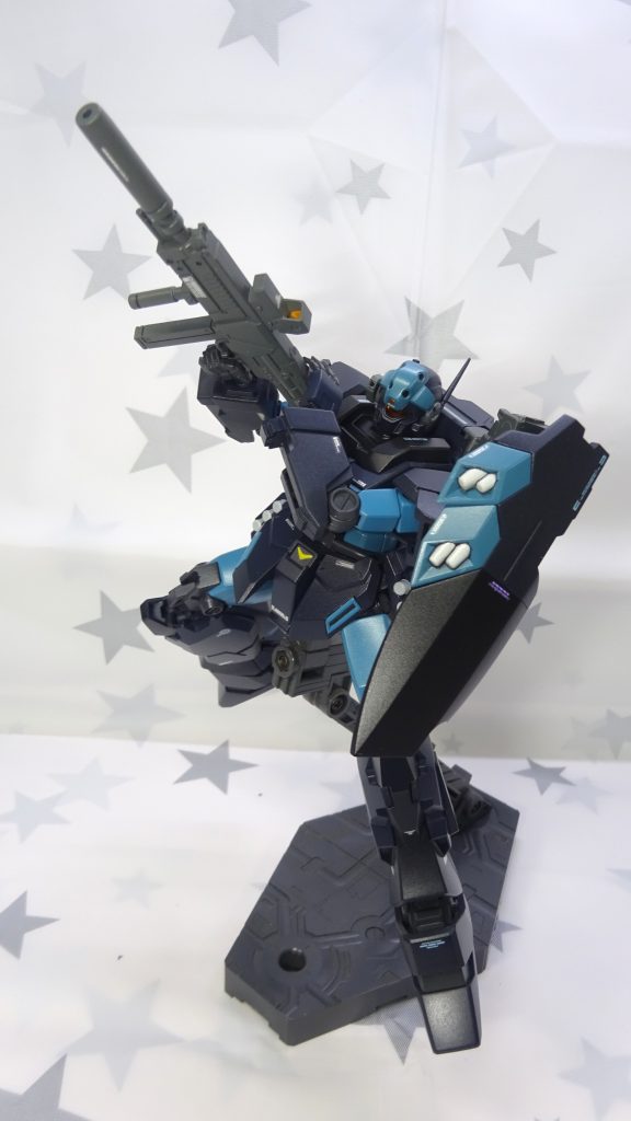 キットではシールド部品の塗り分けが1番大変だった。特に4発のランチャー部分。シールドやビームライフル。サーベルグリップなどはタミヤのエナメルでスミ入れをしています。