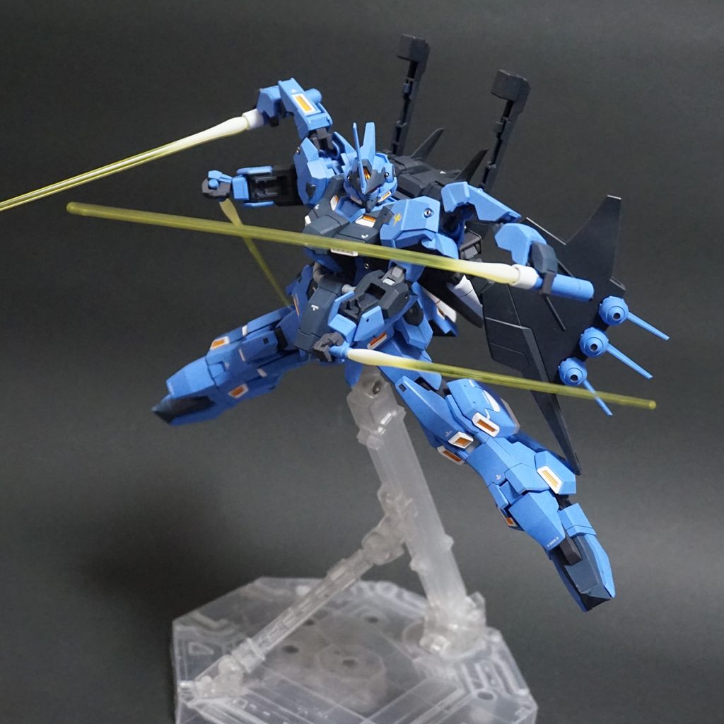 ビームサーベルを構えて