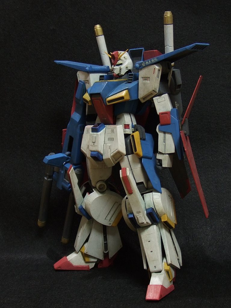 腰の装甲板は切り離していません。別パーツに見えるように、コピックマルチマーカー0.03mmで線を描きました。