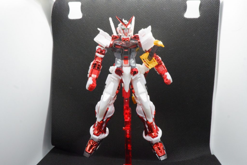 黒背景だと黒の装甲色がわかりやすいかもしれません。メッキと初期のRGということもあってガシガシ遊ぶというより飾っておくようにキラキラに塗装しました。刀の金部分もパールゴールドで塗装しています