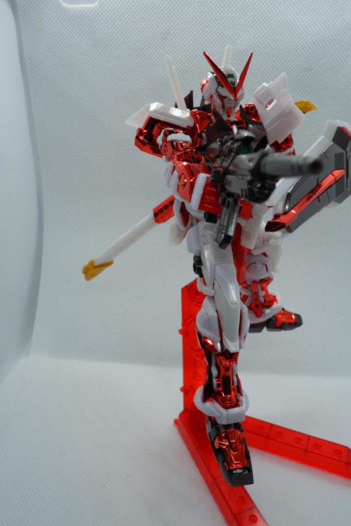 メッキ部分はいじっていませんが白の装甲にはレッドパール（例によって写真では目立ちませんが）黒はメタルブラック＋赤で塗装しています。