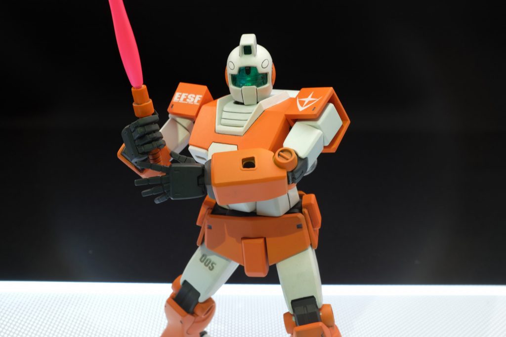 最近のガンプラでは普通なんですが肩のスイングが出来るように改造するのもやりがいありました。さいしょ肩の位置を上げたいという理由だけでピンを切り離した気がしますが。別メーカーの手首が理想的なサーベルの持ち方だったので使用してみました。しかし指先の形状を他の手首と合わせるための改造は相当苦労しました!バンダイの手首もエモーショナルで良いです。