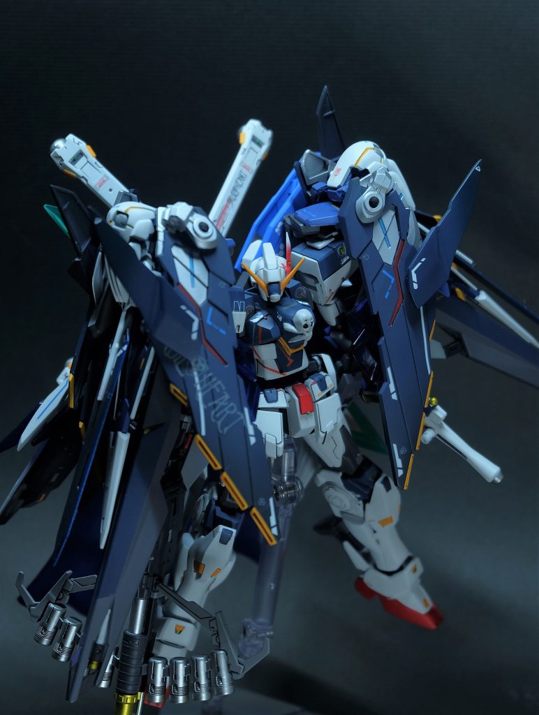 バックパックにダブルオーのGNドライブをベースとしたアンサンブルユニットを追加することでこの形態となる。アンサンブルユニットは00ガンダムのツインドライブユニットをベースに、フルクロスの装甲、GNバスターブレイド、ローブヴェスバーを追加した複合装備である。オーライザーのGN粒子制御機構をフルクロスユニットで補いながら武装を追加したことで機動性、攻撃力、防御力を高い次元で引き上げている。