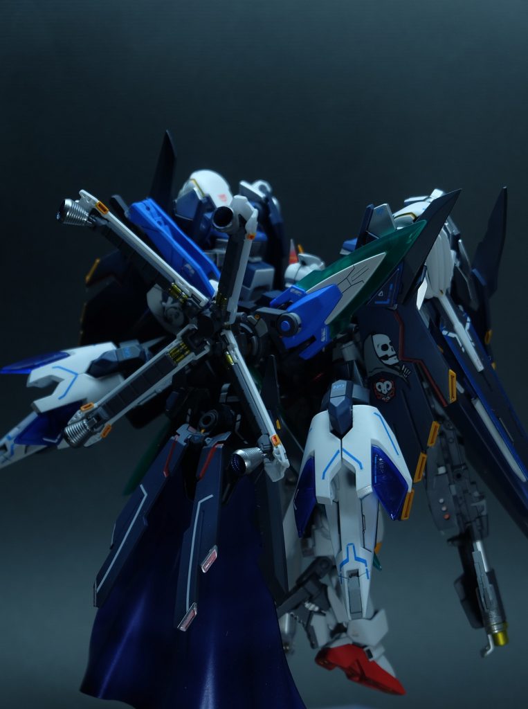 バックパックに増設されているのはGNソードフィッシュ×2ビームマントの二つである。