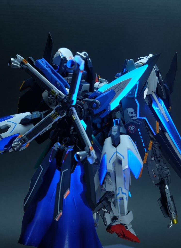 今回は徹底的に光らせてやろうということで、色々仕込んでみました。お気に入りはこの画像のにうつっている、フルクロスの髑髏マークの下の部分。スプリットラインの墨入れという文字に起こすと意味の分からない方法で表現してみました。以前に投稿した、クロスボーンガンダムχ3号機では蛍光墨入れなんかもチャレンジしてみたんですが結果は思うようにはいかず。今回はそのリベンジも兼ねて造形や武装なんかも少し取り入れつつブラッシュアップする形で仕上げました。ベース機体のコアボンガンダムはこちらhttps://gumpla.jp/hg/6126262021年良いスタートが切れるように昨年の宿題であったこいつを全力で仕上げてみました。最後までご覧いただきありがとうございます。