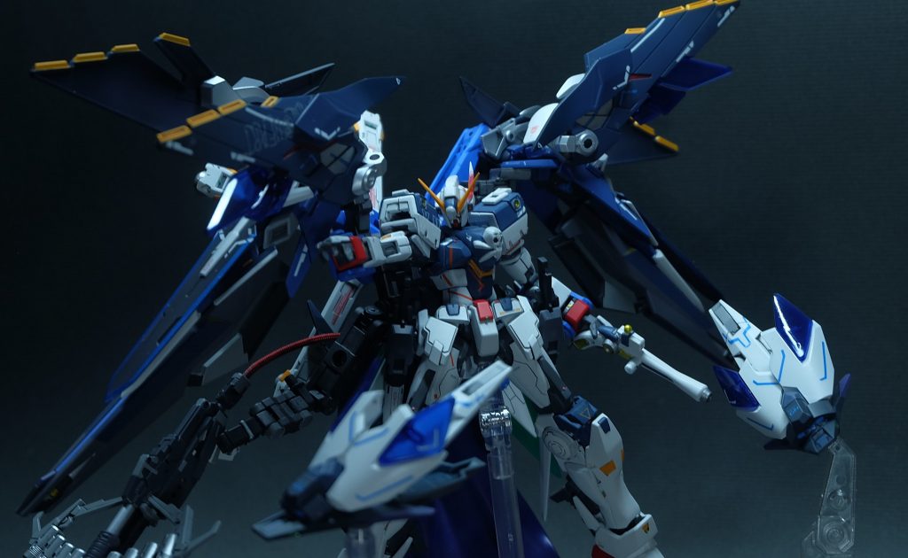 「行け、ソードフィッシュ!」GNソードフィッシュは本体に接続された状態で補助バーニアとなる。また、本体から分離し自立行動が可能な所謂ビット兵装である。上部に備えられたGNソードと同材質のGNフィンブレードを用いて体当たりを行うことで攻撃を行う。また、サブアームと接続することで、各種武装を用いた攻撃を行う他、頑丈な装甲を用いてシールドとしても機能する万能兵装である。