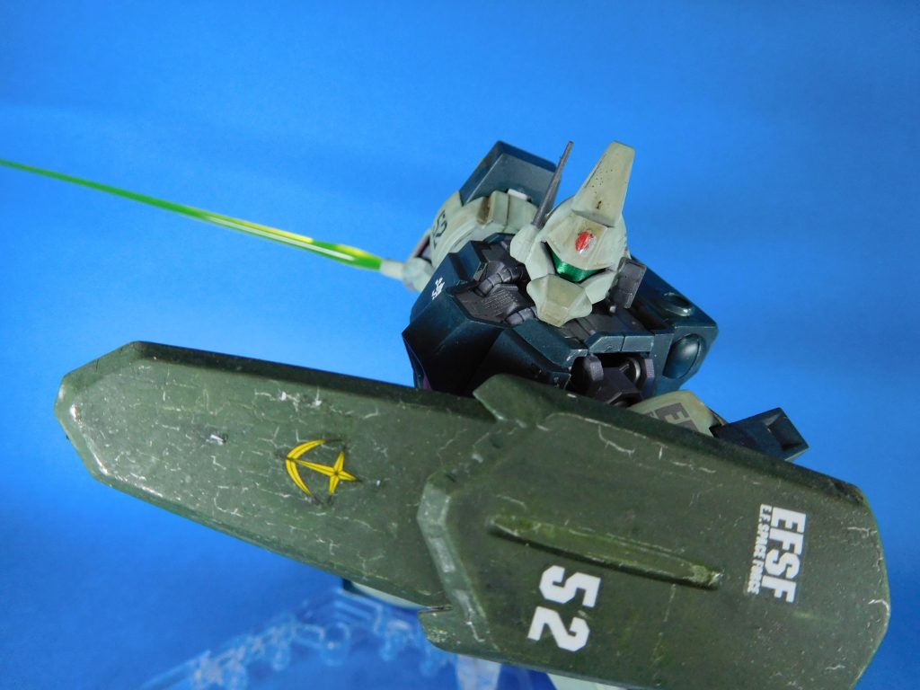 昔っからどうにもティターンズ&U.C.0087頃の地球連邦軍のMSがモノアイばっかりなのが好きじゃなかった(敵対勢力の真似してどうすんねんって感じで) しかし、「モノアイをゴーグルタイプにしてジムっぽいカラーにすればカッコいいんじゃね?」という考えがずっとあってそれを形にした感じまんまUC版ネモみたいなカラーですが良い感じになったと今でも気に入ってる作品です塗膜剝離は使い古されたベテランの機体のイメージですが上手く伝わってくれるかな…?