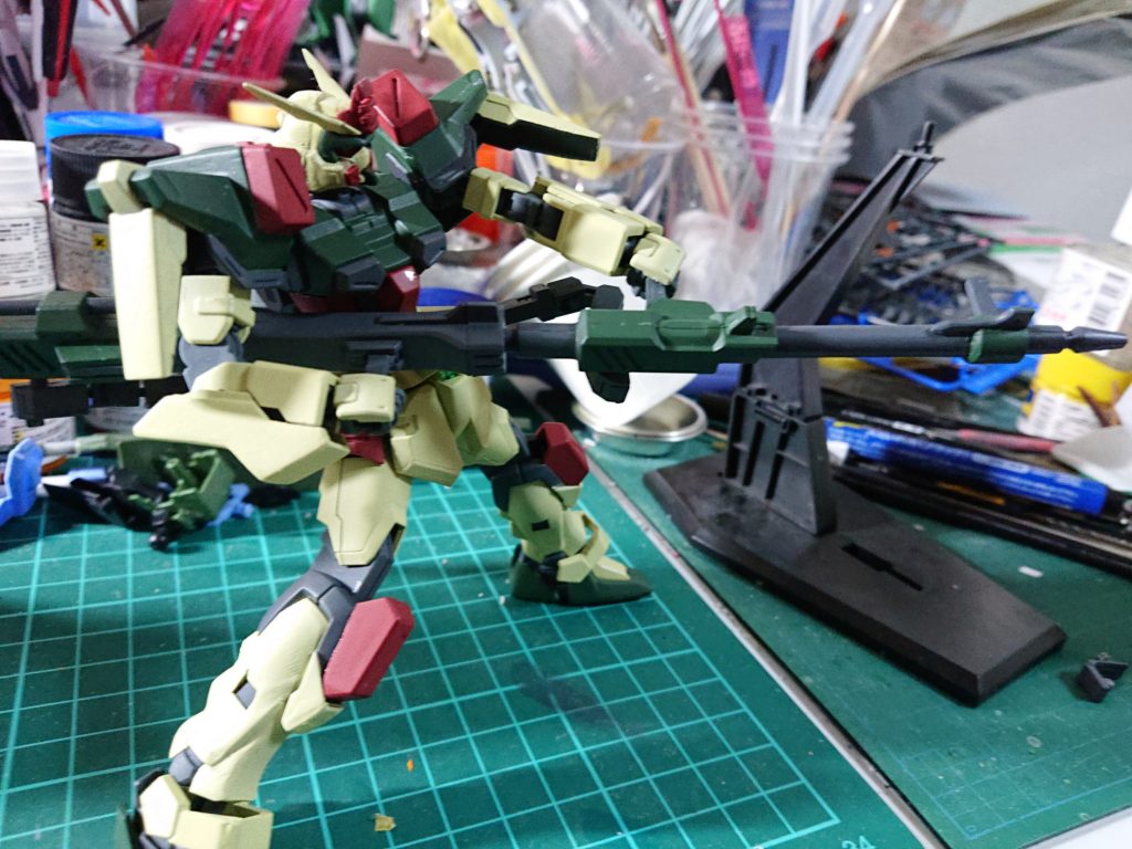 バスターは、ストライクをベースに改修。 