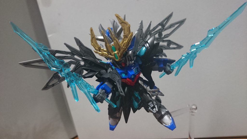 ・双羽剣クリアパーツの武器っス。連結ギミックの影響でグリップが他のキットの武器より細いんスけど、しっかり奥まで持たせることでちゃんと保持可能っスね