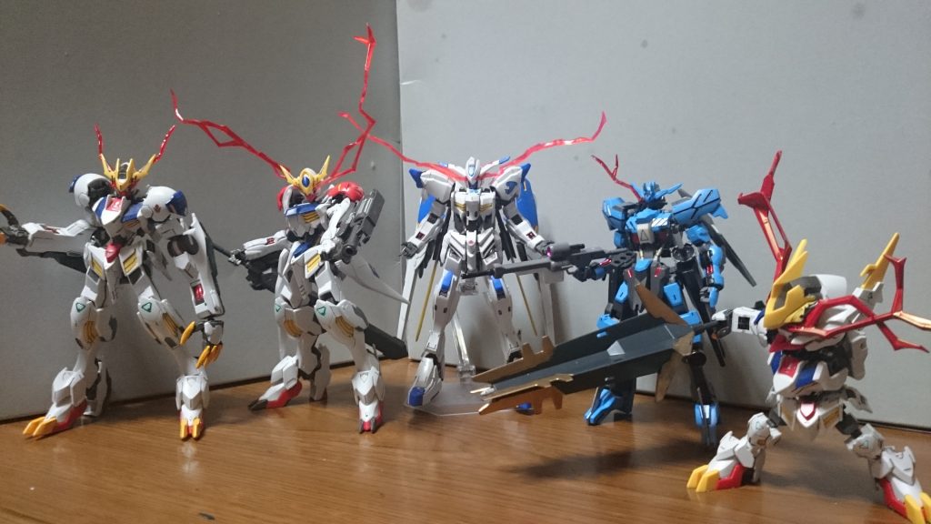 過去に製作した眼光エフェクトたちと一緒に。…………レクスの物がショボすぎてエフェクトを作り直したい…ちなみにMETAL ROBOT魂のレクス、ヴィダール、バエルのエフェクトはそれぞれ色や形状が違うっス。それぞれ……・レクス……赤色。ギザギザ・バリバリとスパークしまくってるような形状。結構長め。アンテナにボールジョイントで接続されており、ある程度は向きの変更が可能・ヴィダール……ピンク色。流麗な形状。すごく短い。ヴィダールのエフェクトは片目から伸びてるものが複数種付属・バエル……ピンク色。ウェーブがかかってるような形状で長さはレクスとヴィダールの中間くらい?雑誌に少し載ってたくらいだから詳細は不明今回製作したエフェクトはMETAL ROBOT魂のバエルの物を参考にしてるので、極力シンプルに、若干ウェーブを追加してるっス。パーツ自体が柔らかめのパーツなのである程度捻りを加えたり、向きを変えたり出来るっス。では以下アクションっス~