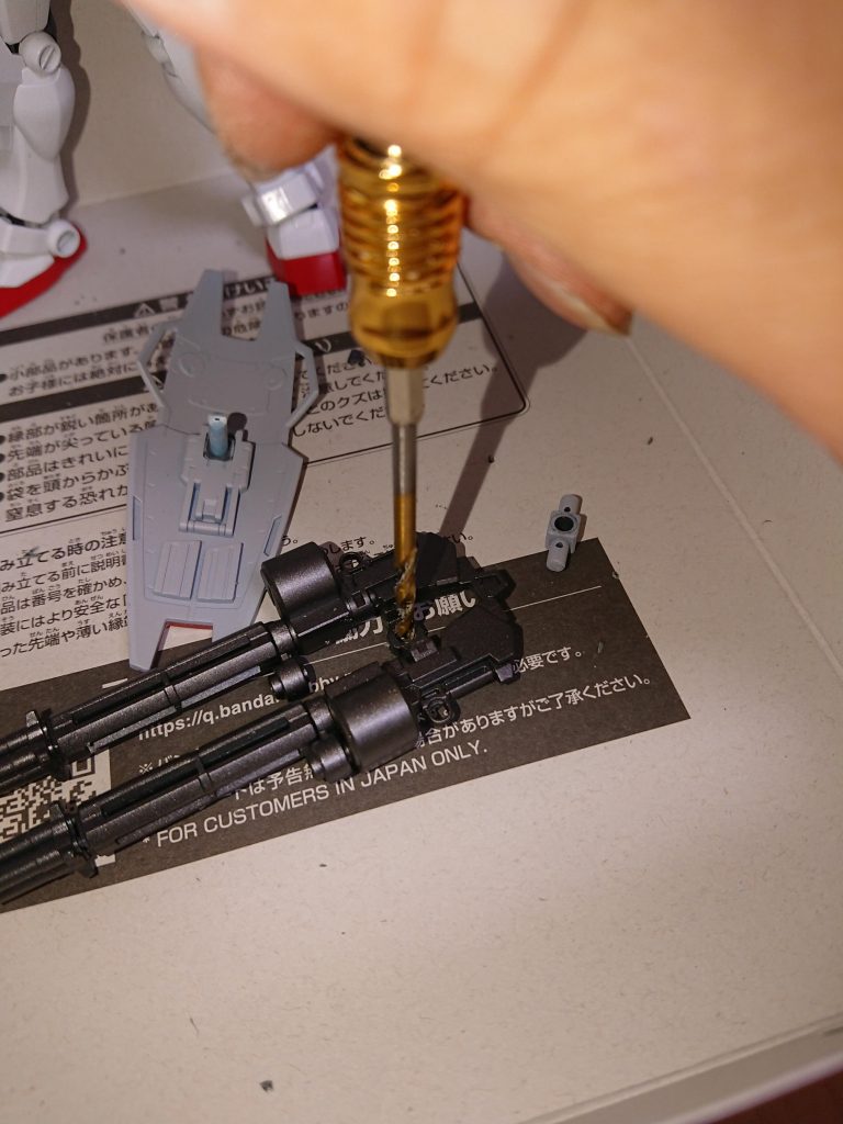 ピンバイスで穴開けて取り付けました