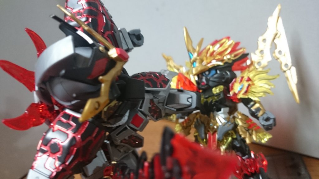 vs孫堅!個人的には「三国伝」の董卓も、「創傑伝」の董卓も重量級というイメージ。プロヴィデンスの方は他のキットとあまりサイズ差はないんスけど、武器や肩の大型化でイメージに拍車がかかってるのかも