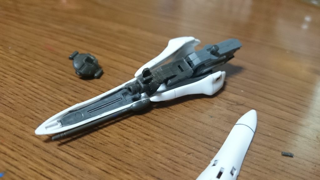 接着中(切除面や接着面はどうせ見えなくなるのでそのまま。手抜きっス)ちなみに両脇にあるパーツは取り付ける予定ではあったものの、いざ接着すると干渉したりして取り付けられなくなったパーツたち